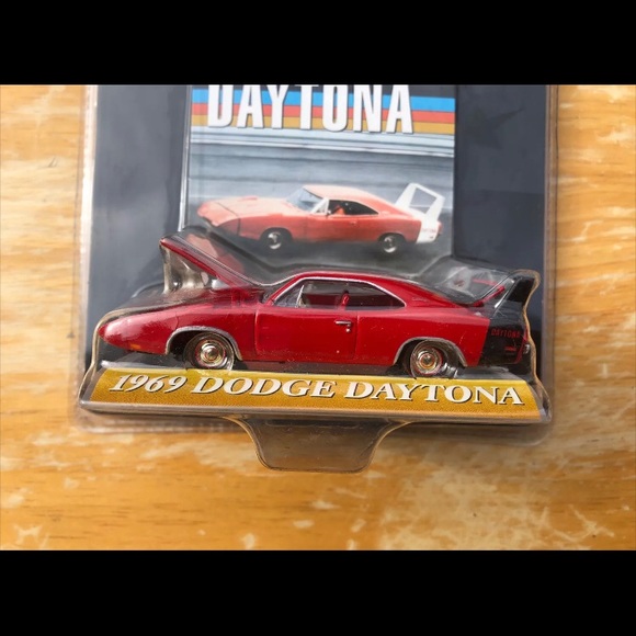 1969 Dodge Daytona RED 1:64 Ertl American Muscle - Picture 2 of 4
